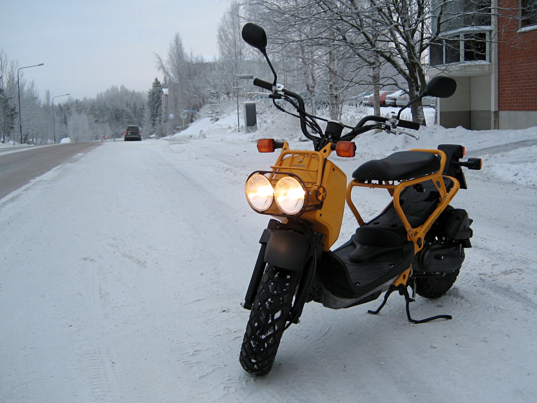 Honda Zoomer motor scooter that uses drum brakes