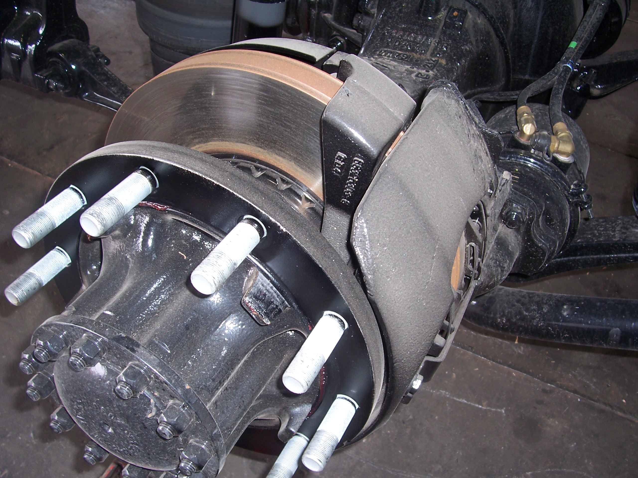 Air-actuated disc brake assembly on a heavy vehicle