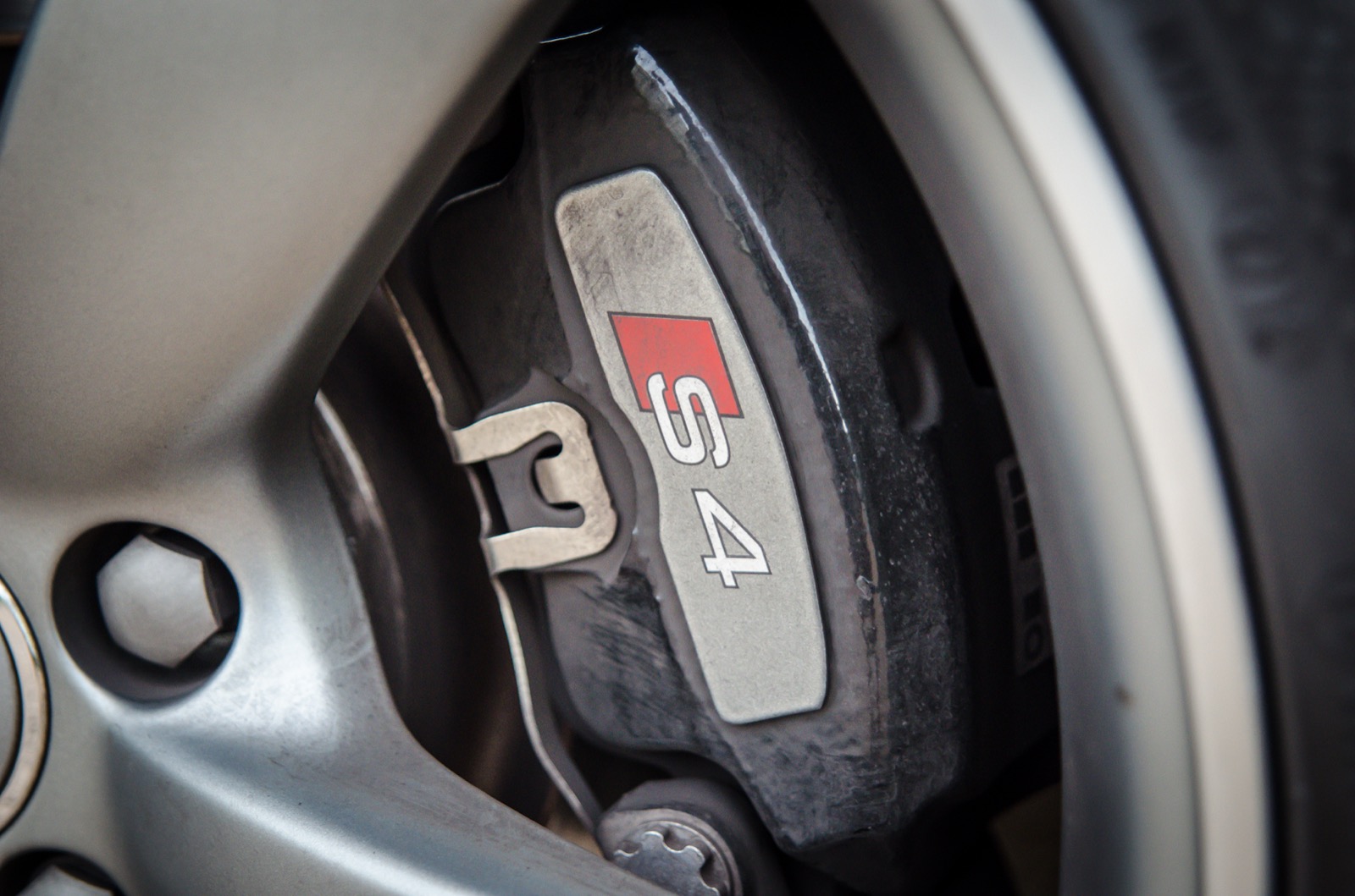 Passenger-car front disc brake with caliper visible behind the wheel